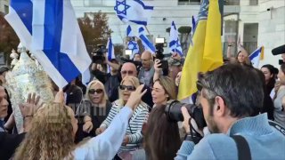 מרגש: קרובי המשפחה והחברים של אגם מרימים ספר תורה
...