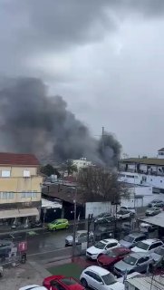 עוד מהשריפה בתל אביב ככל הנראה מפעל צבע שעולה באש🚨🚒...