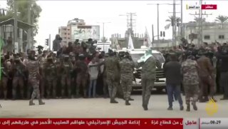 רכבי הצלב האדום הגיעו לנקודת החבירה.
...