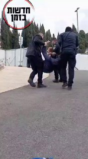 מההפגנה מול הקבינמט הבטחוני
...