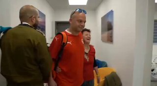 יאיר הורן במפגש עם אמו רותי ואחיו עמוס ברעים ...