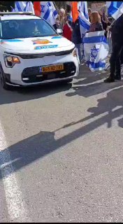 עם דגלי ישראל אלפים מלווים את ארונו של עודד ליפשיץ בדרכו...