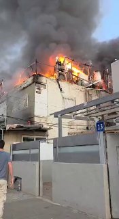 איתיאל 11 תל אביב בניין דו קומתי בוער כליל....