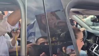 אגם ברגר בחזרה הביתה בחולון:...