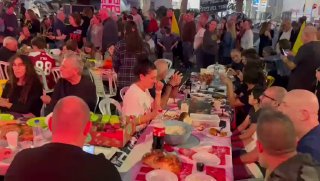 משפחות החטופים ואזרחים עורכים ארוחת שישי בקריאה להחזרת 59...