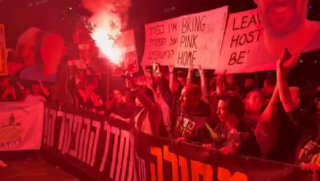 עינב ובתה ונטלי צנגאוקר עם אבוקה מול שער בגין....