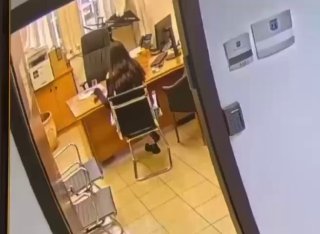 כתבת ערוץ 13 מוריה אסרף מחפשת מסמכים במשרד ראש הממשלה...