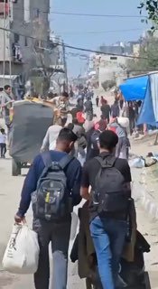 תיעוד של פלסטינים מתפנים ממזרח חאן יונס ורפיח לאחר האיומים של...