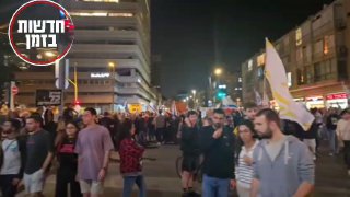 אלפים צועדים מכיכר הבימה לכיוון בגין...