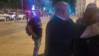 לשעברים מהמשטרה מפגינים נגד הממשלה. לובשים חולצות עם סמל...