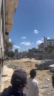 תקיפות ישראליות שפגעו בבית בשכונת צבר בעזה...