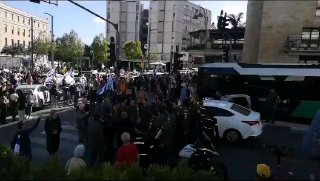 ‏ההפגנות בירושלים | כיכר פריז נחסמה לתנועה. המשטרה למפגינים:...