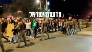 אירוע במחאה בירושלים - מפגין נתלה על רכב והרכב נסע...