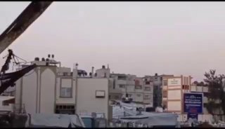 | הקש בגג בשכונת אל תופה, מוקדם יותר היום ......