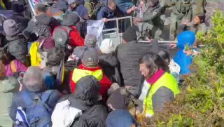 מחסומים ברחוב עזה נפרצו והחלו עימותים בין שוטרים למפגינים...