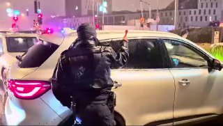 מפגינים מתבצרים ברכבים וחוסמים כבישים בירושלים...