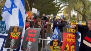 מפגינים נגד צעדי הממשלה התאספו מול ביתו של נשיא המדינה יצחק...