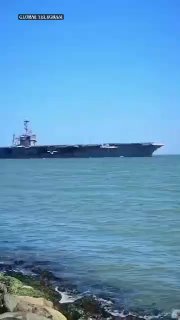 אזרח תימני מתעד את הרגע שבו הופיעה נושאת מטוסים אמריקאית מול...