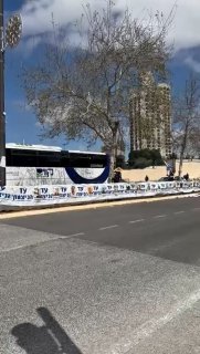 בלי בושה מפגיני שמאל מורידים שלטים של עד הניצחון עם תמונות של...