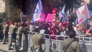 הפרת סדר במהלך המחאה בירושלים, תוך ניסיון לפרוץ גדרות ותקיפת...