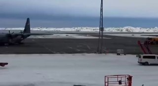 מטוסים אמריקאים נחתו בגרינלנד עם מייק וולץ, היועץ לביטחון...