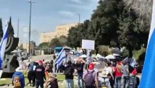 בן גביר עובר דרך המפגינים...