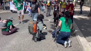 עשרות מפגינים חוסמים כעת את הכנסת...