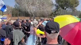 בן גביר צועד רגלית לכנסת מאובטח...