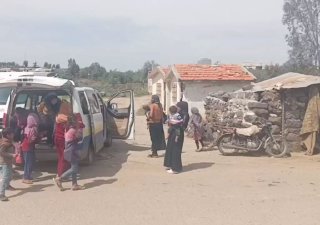 אזרחים סורים נמלטים מאזור הירמוך בסוריה מפני כוחותינו...