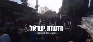 תיעוד המונים מפגינים בעזה שמתנוסס דגל לבן (דגל הכניעה)...