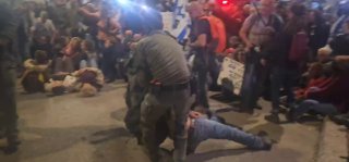 החל פינוי בכוח של המפגינים החוסמים את משכן הכנסת מאז שעות...