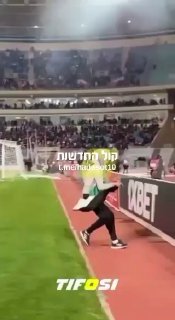 במהלך משחק של תוניס ומאלי, אוהד קורע שלט של קרפור שתומך בישראל...