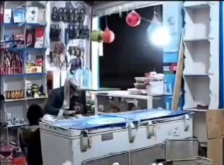 תיעוד מהתקיפות האמריקאיות בתימן הלילה - תימני יושב בחנות...