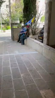 תושב רחביה מראה את הדרך החוצה למפגינים שפרצו לשטח פרטי...