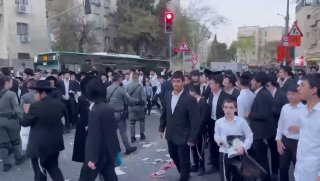 הפרת סדר בירושלים - עצרת מחאה הפכה להפרת סדר תוך השלכת חפצים...