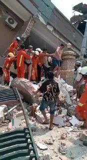 ‏תיעוד: קריסת מבנים בתאילנד בעקבות רעידת האדמה
...