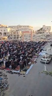 תיעוד תפילה של חג עיד אלפטר בבית ספר הנותן מחסה לעקורים בח׳אן...