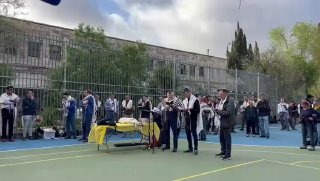 קרובי חטופים התפללו הבוקר תפילת ראש חודש סמוך לבית השר דרמר,...