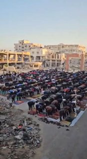 תיעוד תפילה של חג עיד אלפטר בבית ספר הנותן מחסה לעקורים בח׳אן...