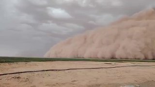 עיראק-סופת אבק מכה במדבר סלמאן בנפת מותאנה....