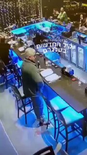 הזייה לראות ופשוט לא להאמין: גבר מעמיד פנים שהוא מסתכל בתפריט...