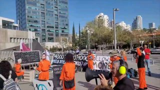 ‏עכשיו מחוץ לבית המשפט המחוזי בתל אביב...