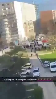 צרפת: שתי ניידות משטרה נכנסו לפרבר של מהגרים בפריז והותקפו...