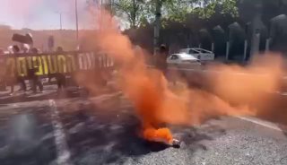 מפגינים חוסמים את שדרות בגין לכיוון צפון, המשטרה פועלת...