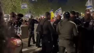 ח״כ נעמה לזימי מפונה בכוח בהפגנה...