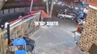 רגע התקיפה בביירות כפי שתועדה במצלמת אבטחה...