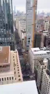 הפגנה ענקית בניו יורק נגד המדיניות של טראמפ...