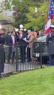 פמליית ראש הממשלה נתניהו בכניסה לבית הלבן....