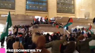 מאות מפגינים פרו-פלסטינים חסמו את תחנת הרכבת המרכזית בניו...