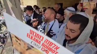 שורד השבי אליה כהן בתפילת החג הבוקר בכותל המערבי...